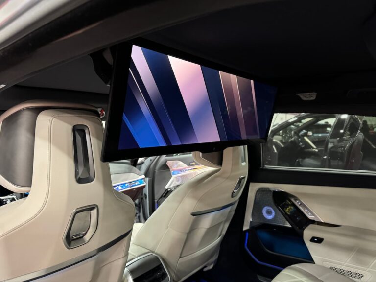 BMW-i7-xDrive60-BMW-Theatre-Screen