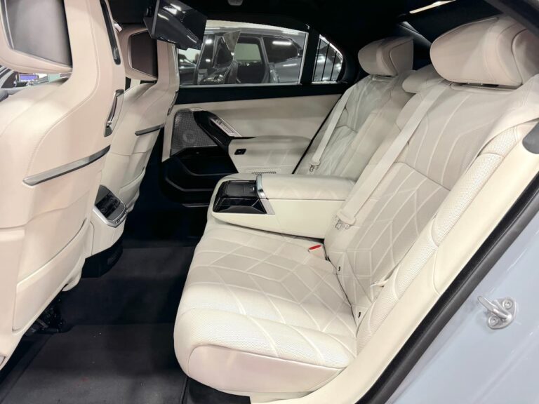 BMW-i7-xDrive60-rear-seat
